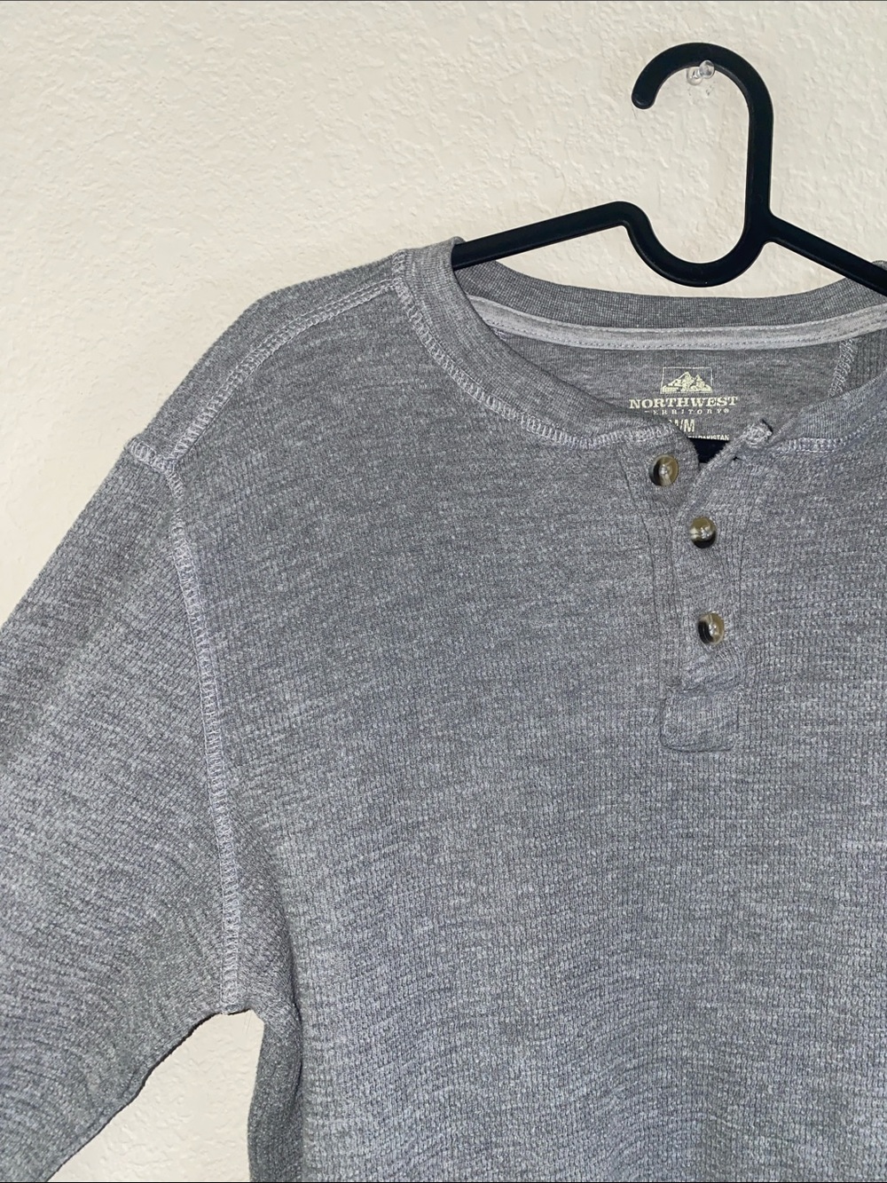 🪼Cozy Grey Men’s long sleeved waffle knit like sweater!